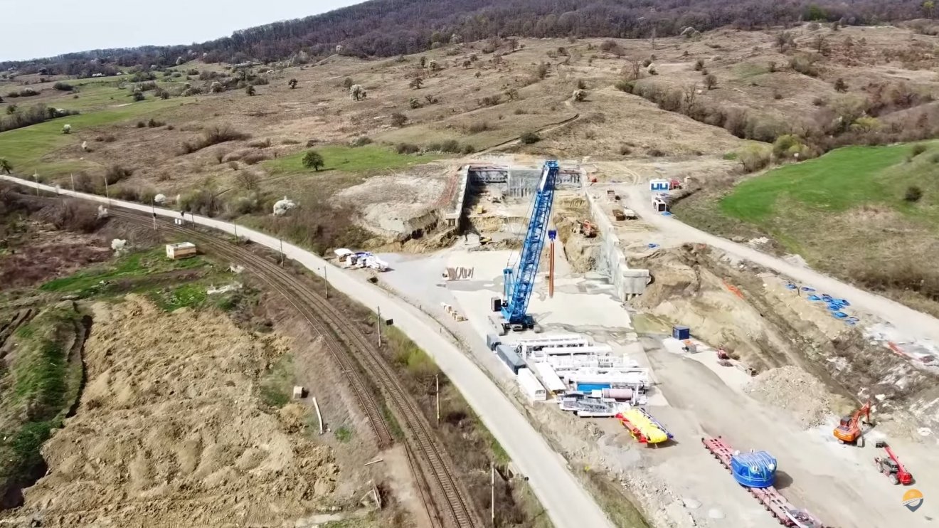 A homoródi munkatelepen a minap még csak előkészítették a terepet a Németországból immár megérkezett TBM-nek •  Fotó: Facebook/Asociația Pro Infrastructură