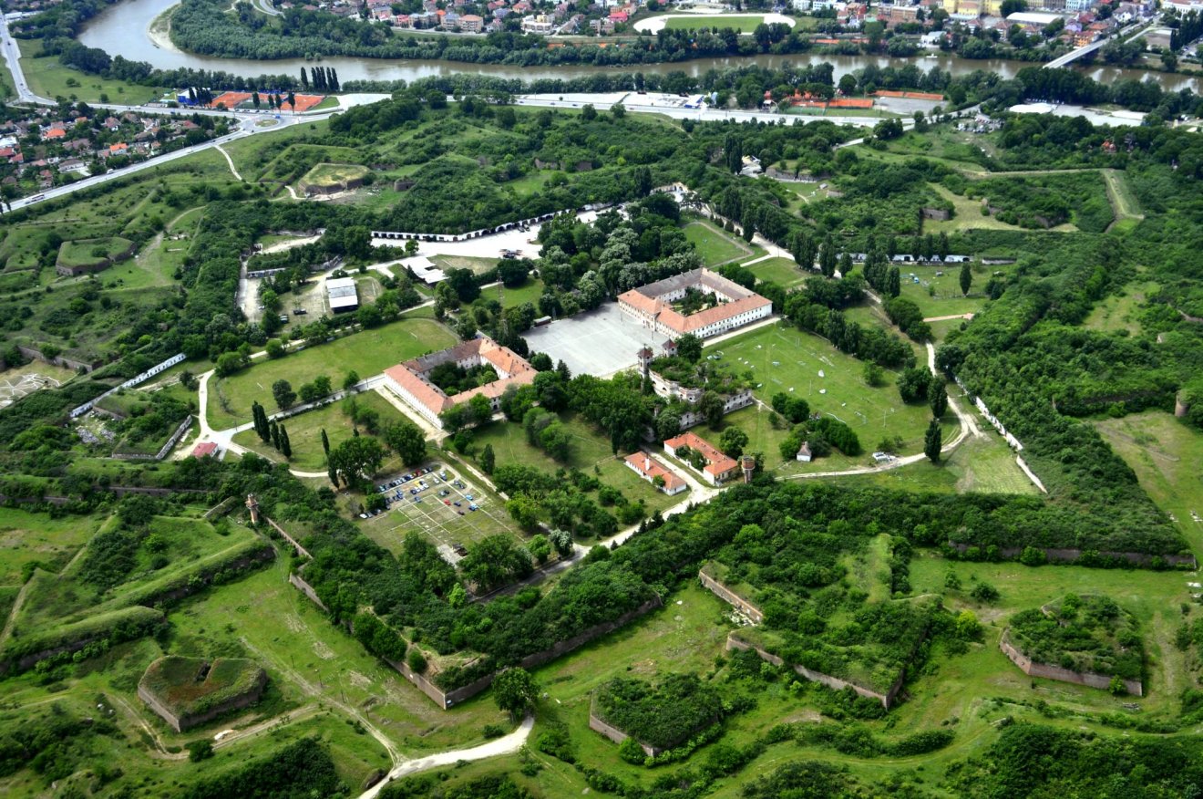 Az aradi vár madártávlatból •  Fotó: Aradi önkormányzat
