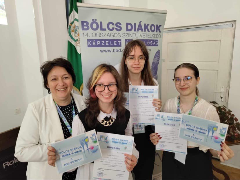 Gál Éva Gabriella tanárnő, Nyitrai Boglárka, Máté Zsófia és Berta Lara az eredményhirdetés után •  Fotó: Facebook/Berta Lara