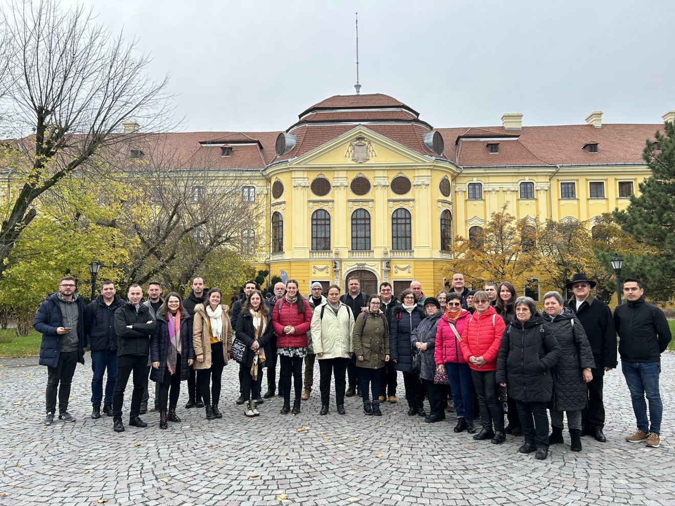 A Szent Mihály Plébánia munkaközösségével Nagyváradon, a püspöki palota előtt •  Fotó: Szent Mihály Plébánia