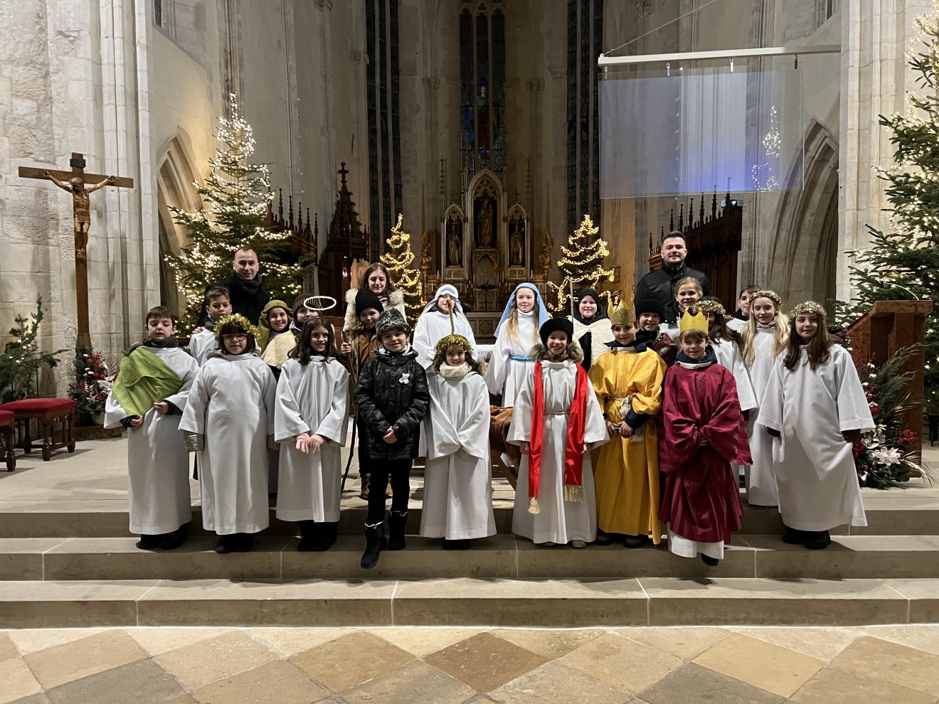 Bőjte Csongor (balról a hátsó sorban) elsőáldozásra készülő hittanos gyermekekkel a karácsony esti pásztorjáték után a Szent Mihály-templomban •  Fotó: Szent Mihály Plébánia