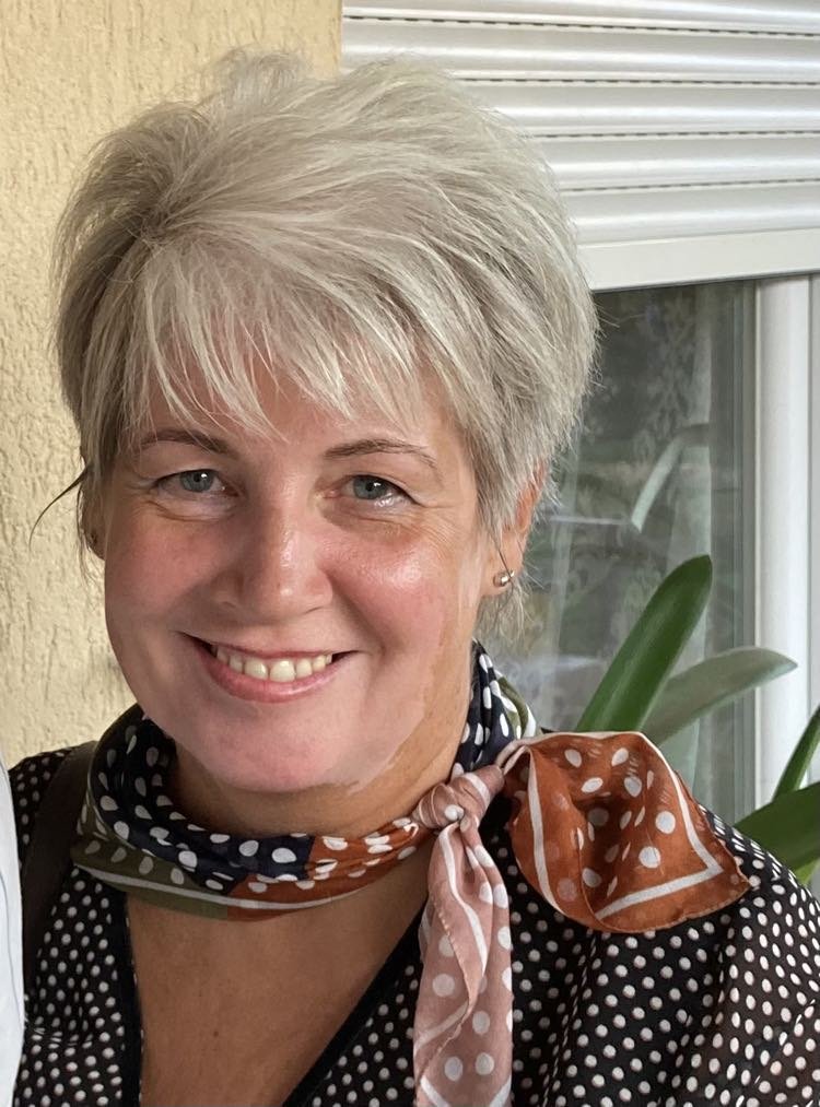 Rusz Csilla: „a drámapedagógiában nincs kiégés, mert nincs az unalomig visszatérő ismétlődés, ehelyett öröm van, örömjáték” •  Fotó: Magyar Drámapedagógiai Társaság