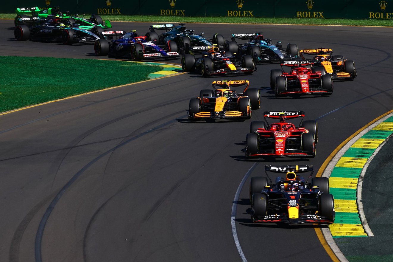Az első kanyarban még Verstappen volt az élen •  Fotó: Facebook/F1