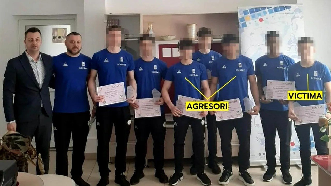 Magyarellenesség válogatott szinten. A ProSport képén megjelölték az áldozatot és az elkövetőket is, kitakarva az arcukat •  Fotó: ProSport