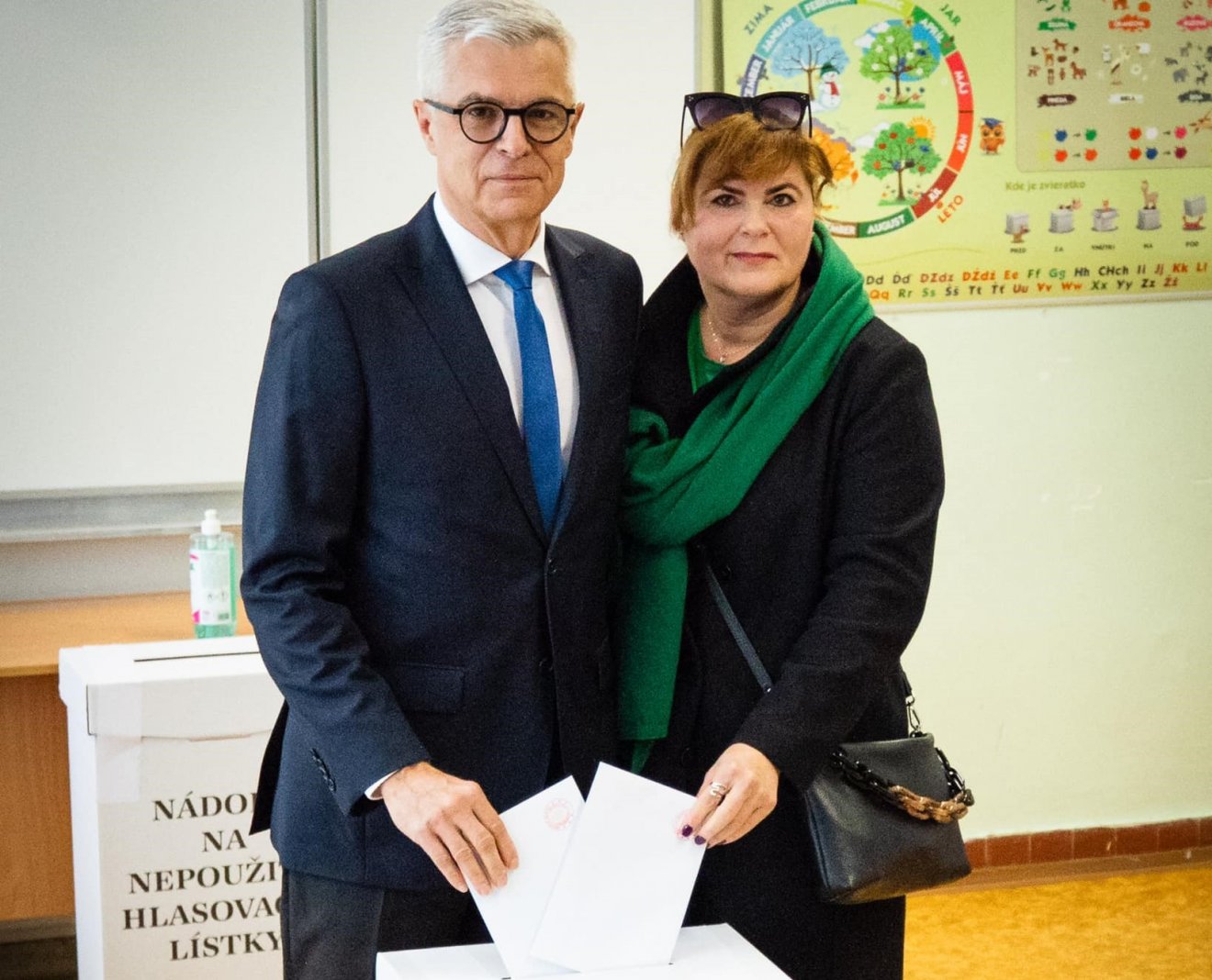 Ivan Korčok volt szlovák külgyminiszter a feleségével szavazott •  Fotó: Facebook/Ivan Korčok