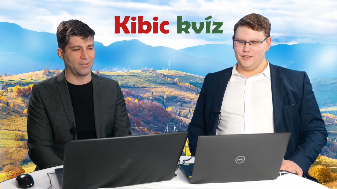 Szőnyi László Gyula és Wisznovszky Tamás műsorvezető közérthető módon tárja az érdeklődők elé a történelmi érdekességeket •  Fotó: Videófelvétel