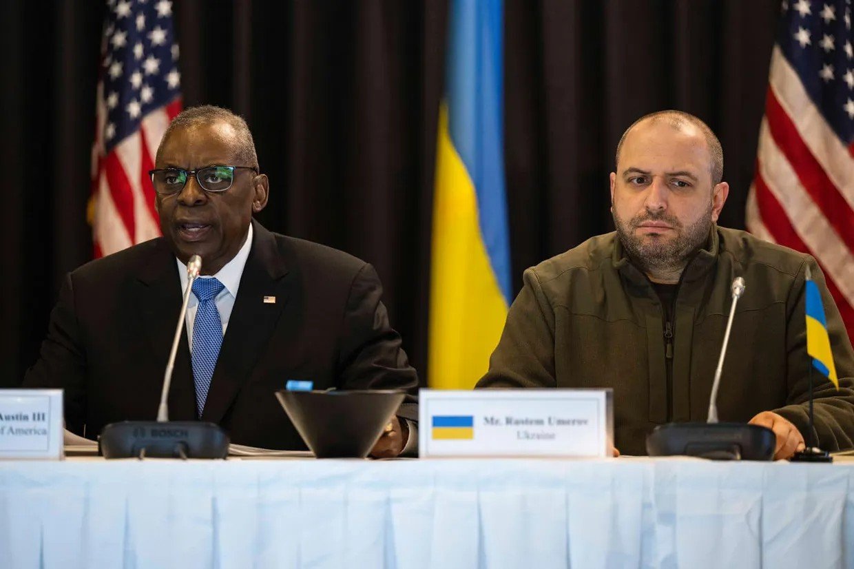 Ambiciózus segélyprogram. Lloyd Austin amerikai és Rusztem Umerov ukrán védelmi miniszter •  Fotó: Facebook/Rusztem Umerov