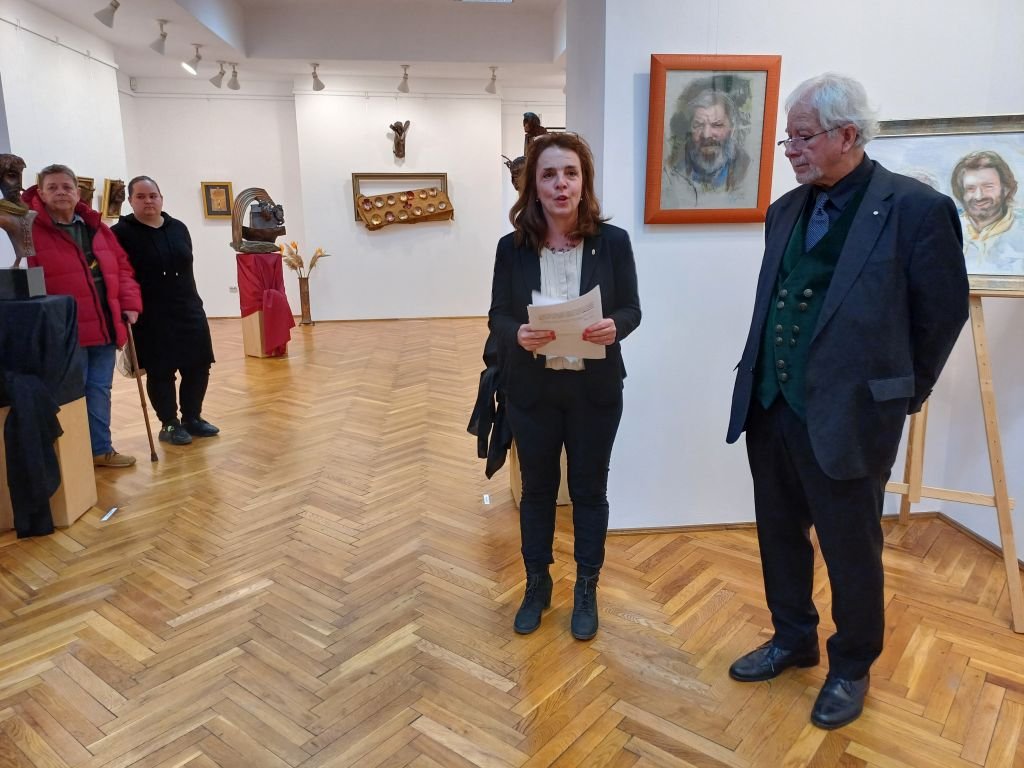 Demeter Stefánia Katalin konzul és Madarassy István a kiállításmegnyitón •  Fotó: Pataky Lehel Zsolt