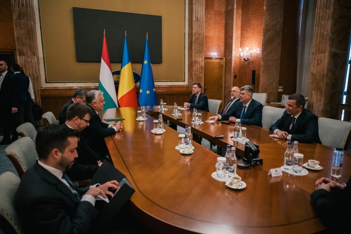 Orbán Viktor, Marcel Ciolacu és Kelemen Hunor megbeszélése a bukaresti Victoria-palotában •  Fotó: RMDSZ