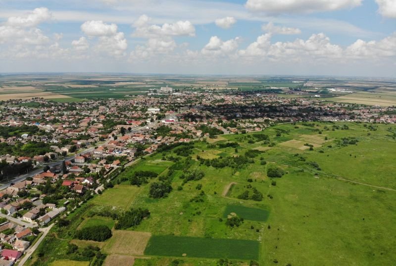 Pécska madártávlatból – 16 hektáron terül majd el a strand a román-magyar határ mellett fekvő kisvárosban •  Fotó: Pécskai önkormányzat