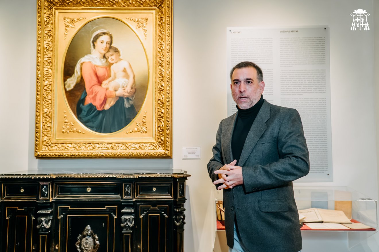 Lakatos-Balla Attila, a püspökség egyházművészeti gyűjteményének vezetője és a Madonna a gyermek Jézussal című festmény •  Fotó: Nagyváradi Római Katolikus Egyházmegye/Facebook