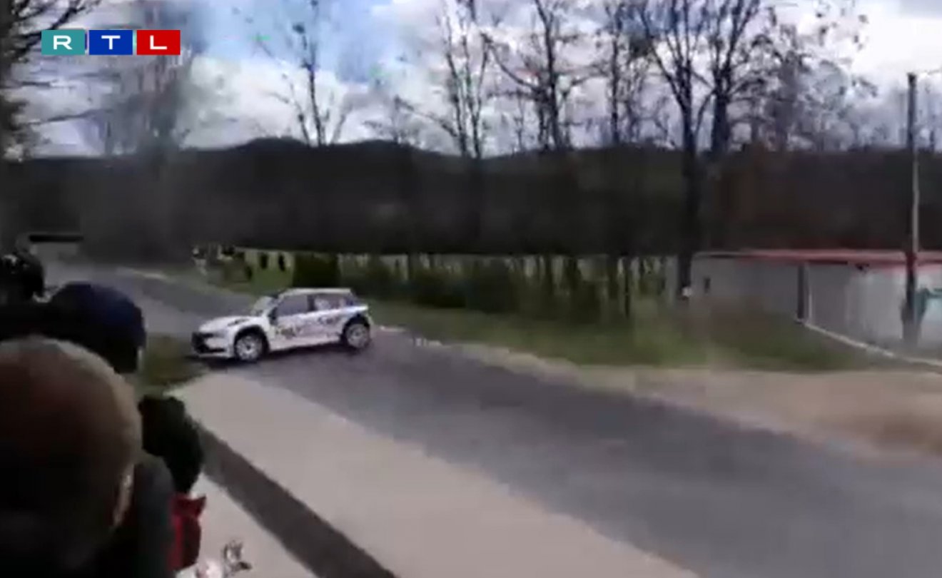 A tömegszerencsétlenséget okozó versenyautó a kisodródás pillanatában •  Fotó: Videófelvétel/RTL Klub