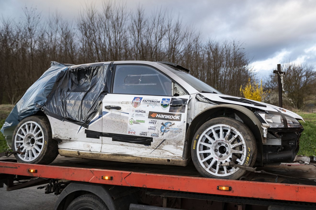 Összetört versenyautó az Esztergom-Nyerges Rally helyszínén, Bajót közelében •  Fotó: MTI/Bodnár Boglárka