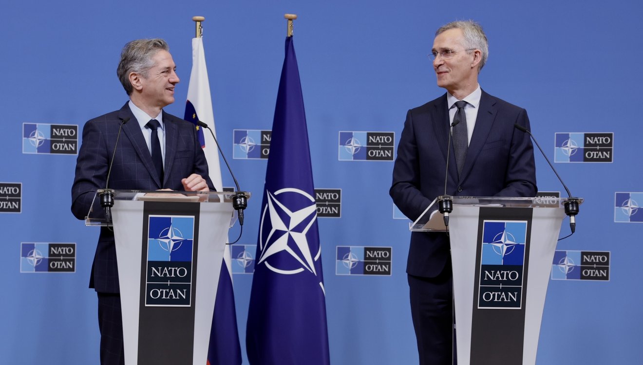 Kit látna az utódjaként? Robert Golob szlovén miniszterelnök Jens Stoltenberg NATO-főtitkár oldalán •  Fotó: NATO.int