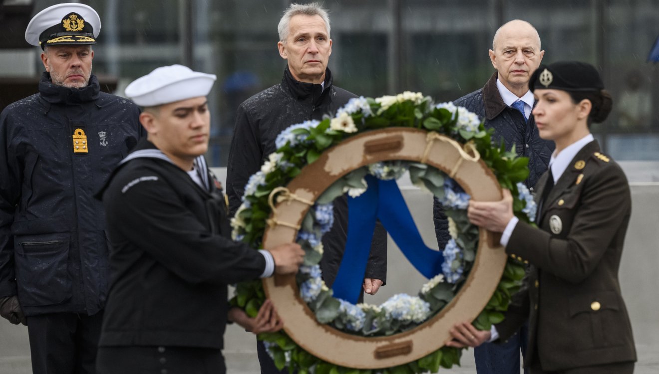 Ünnep. Rob Bauer admirális, a NATO katonai bizottságának elnöke, Jens Stoltenberg főtitkár és Mircea Geoană főtitkár-helyettes a NATO megalapításának 75. évfordulója alkalmából szervezett megemlékezésen •  Fotó: NATO.int