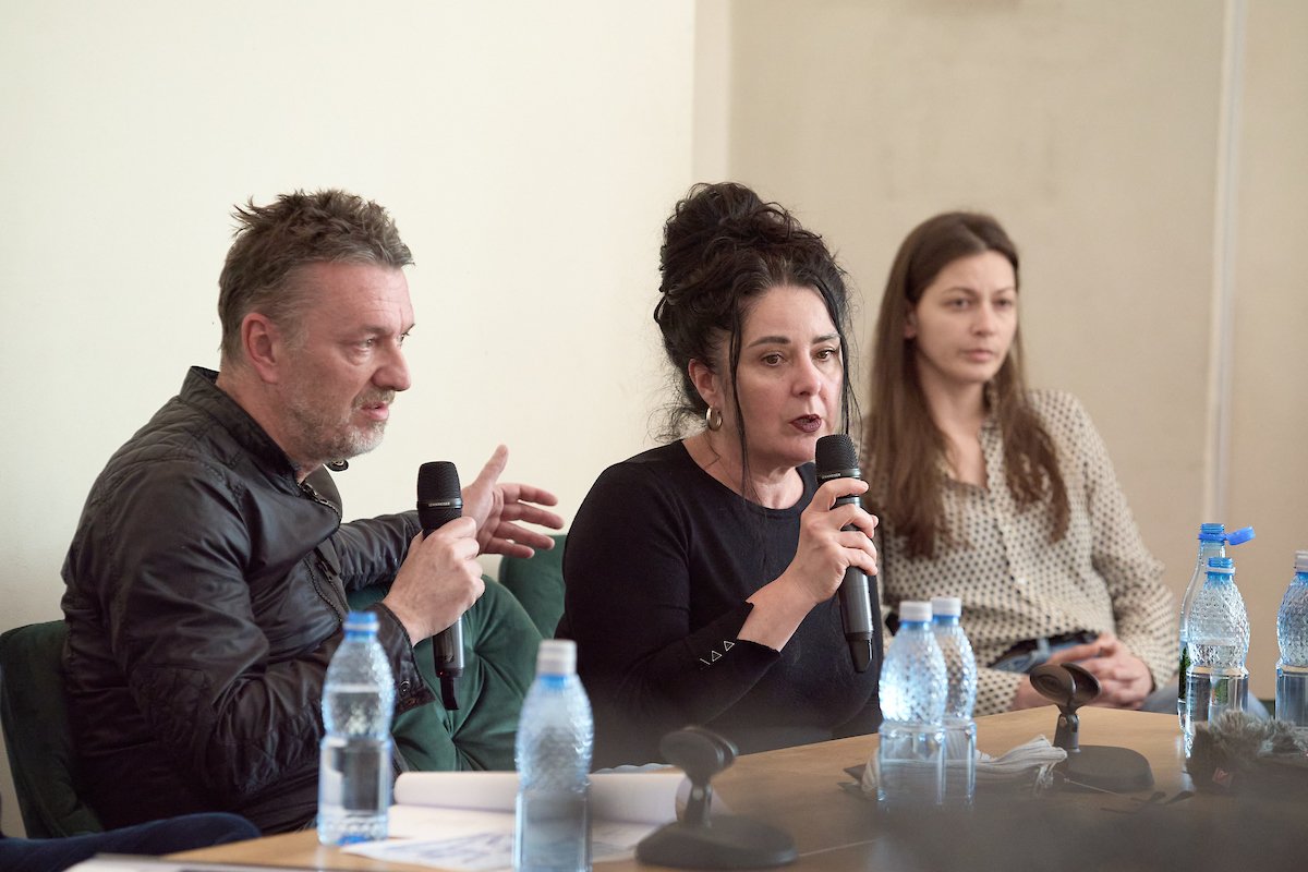Diego de Brea rendező, Gyarmati Kata dramaturg, valamint a Stuart Máriát alakító Imre Éva •  Fotó: Biró István / Kolozsvári Állami Magyar Színház