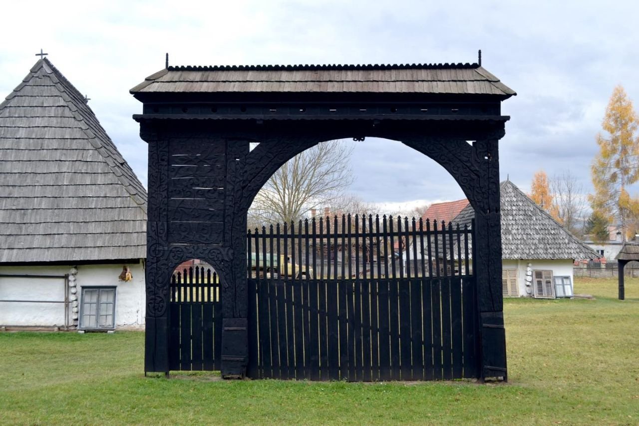 1761-ből származó, pávai kapu a csernátoni Haszmann Pál Múzeumban •  Fotó: Kovászna Megye Tanácsa