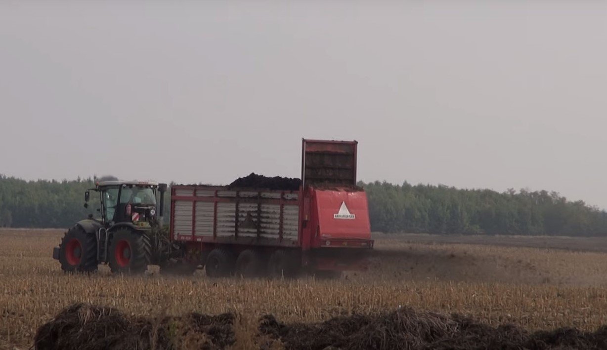 Trágyakiszórás. A bűzt okozó művelethez ma már környezetvédelmi engedély szükséges •  Fotó: Képernyőmentés – videofelvétel
