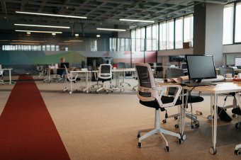 Mennyit kell fizetni Erdélyben, hogy idegenek mellett dolgozhassunk? Betekintést nyújtunk a coworking terek világába