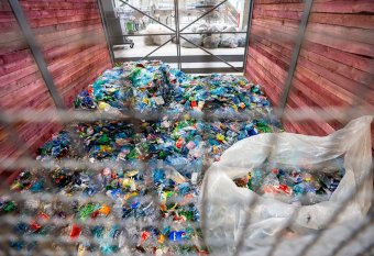 Pillepalackokat, italdobozokat szétválogató központot nyitottak Brassóban