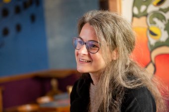 „A vers megváltó rés a mindennapok falán” – László Noémi kolozsvári költő gondolatai a költészet napján