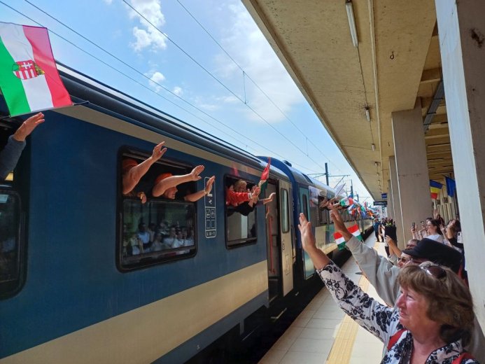 Mintegy fél kilométer hosszú szerelvénnyel érkeznek a csíksomlyói búcsúba a magyarországi zarándokok