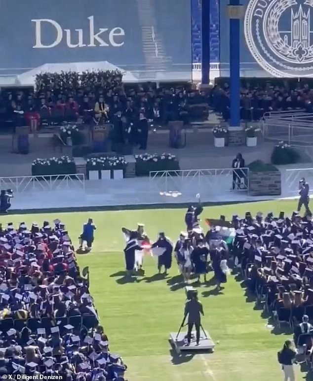 Több egyetem diplomaünnepségét félbeszakították a tüntetők, akik New Yorkban hidat zártak le
