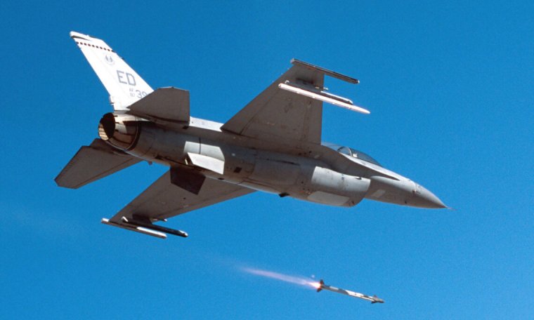 Aggódhatnak az oroszok: Ukrajna megkapta az első F-16-os vadászgépeket