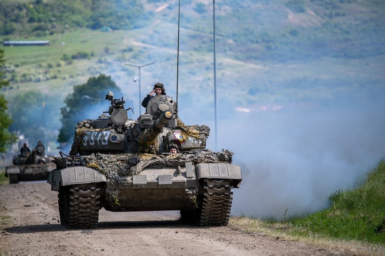 „Elfoglalják” a NATO-csapatok az észak-erdélyi autópályát hétfőn, Aranyosgyéres és Maroskece között lezárják a sztrádát