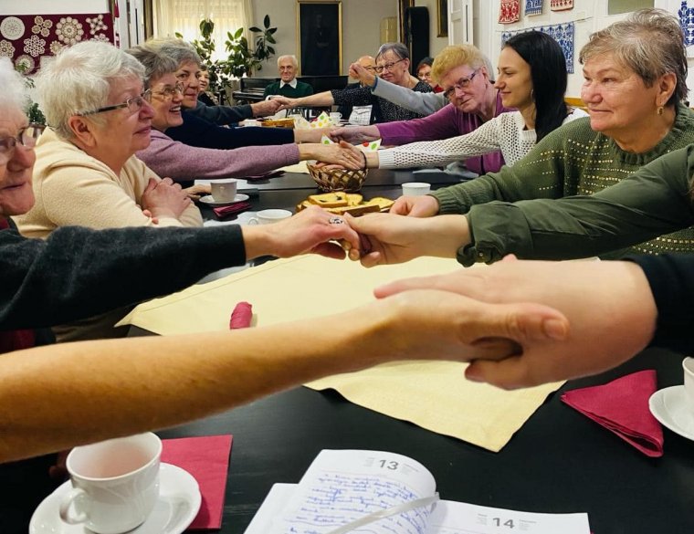 Nem ajándékra, pénzre, hanem odafigyelésre vágynak az öregek – Ferencz Emese kolozsvári szociális munkás az idősgondozásról