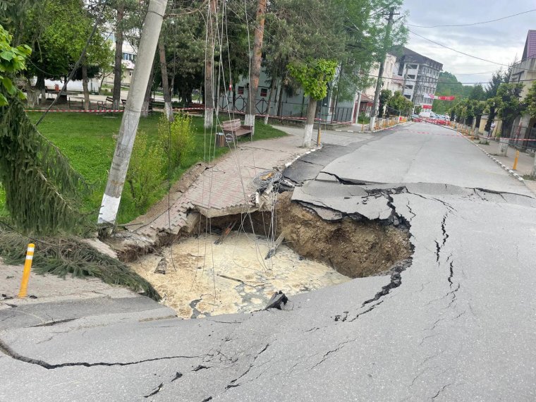 Prefektus: a stabilizálódás jeleit mutatja a talaj a Slănicon beszakadt úttest környékén