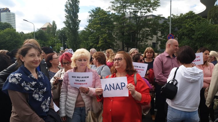 Utcára vonultak, béremelést követelnek a román kormány alkalmazottai