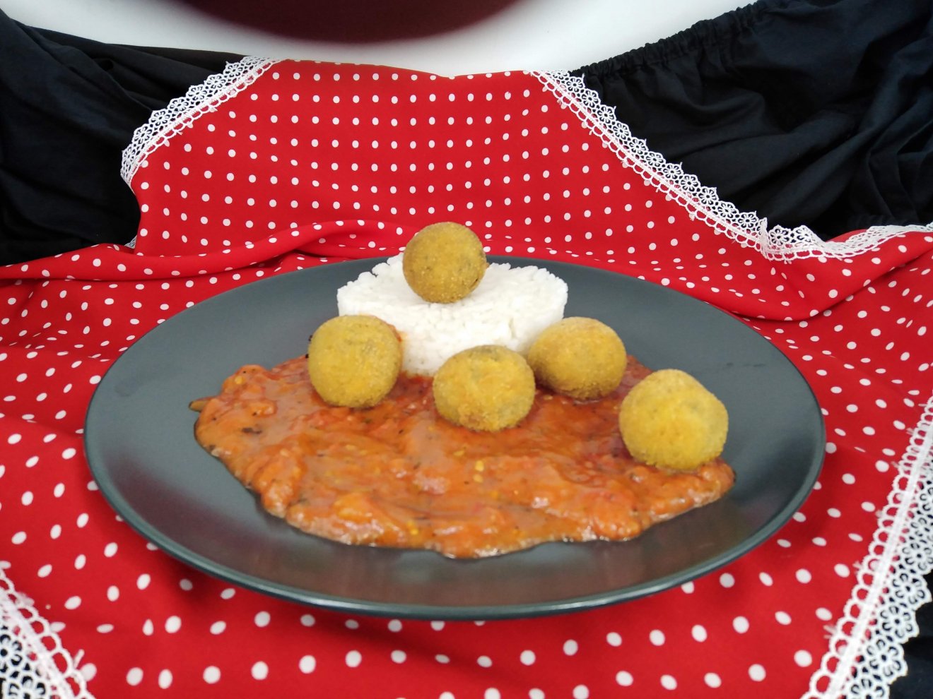 Nem kerül sokba, mégis ízletes fogás lehet a krumpligombóc fűszeres paradicsommártással •  Fotó: Jánossy Alíz