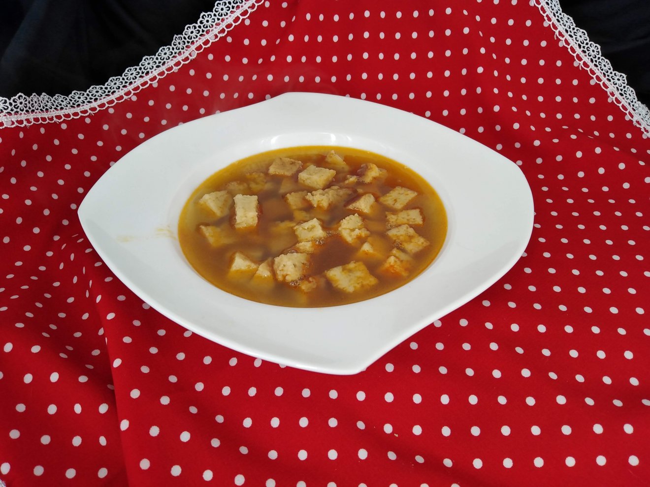 Olcsó és finom. Jánossy Alíz ajánlata: köménymagleves grízkockával •  Fotó: Jánossy Alíz