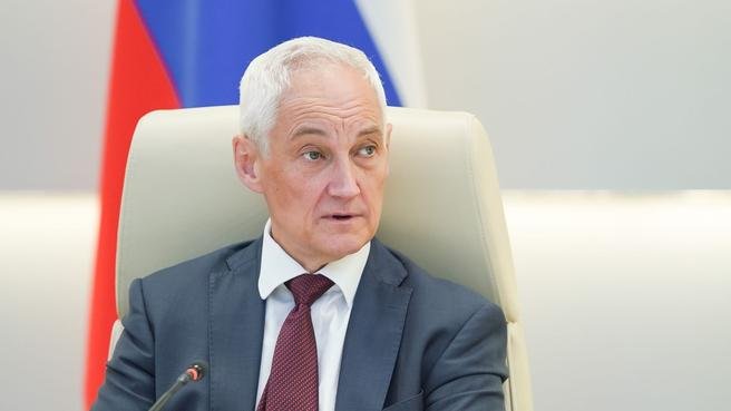 Új seprű jól seper? A Putyinnal jó viszonyt ápoló Andrej Belouszov váltja Szergej Sojgut az orosz védelmi miniszteri tisztségben •  Fotó: smolinvest.ru