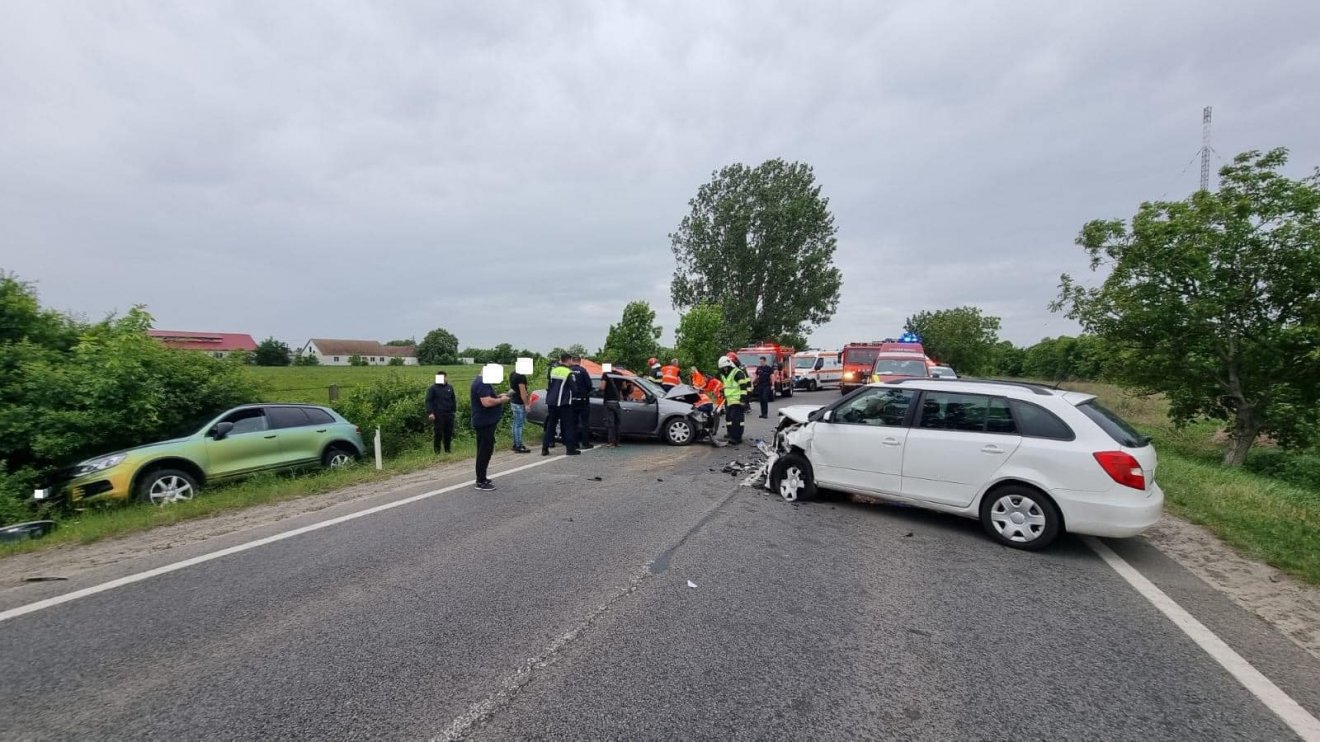 Három személyautó volt érintett a balesetben •  Fotó: Facebook/Info Trafic 24