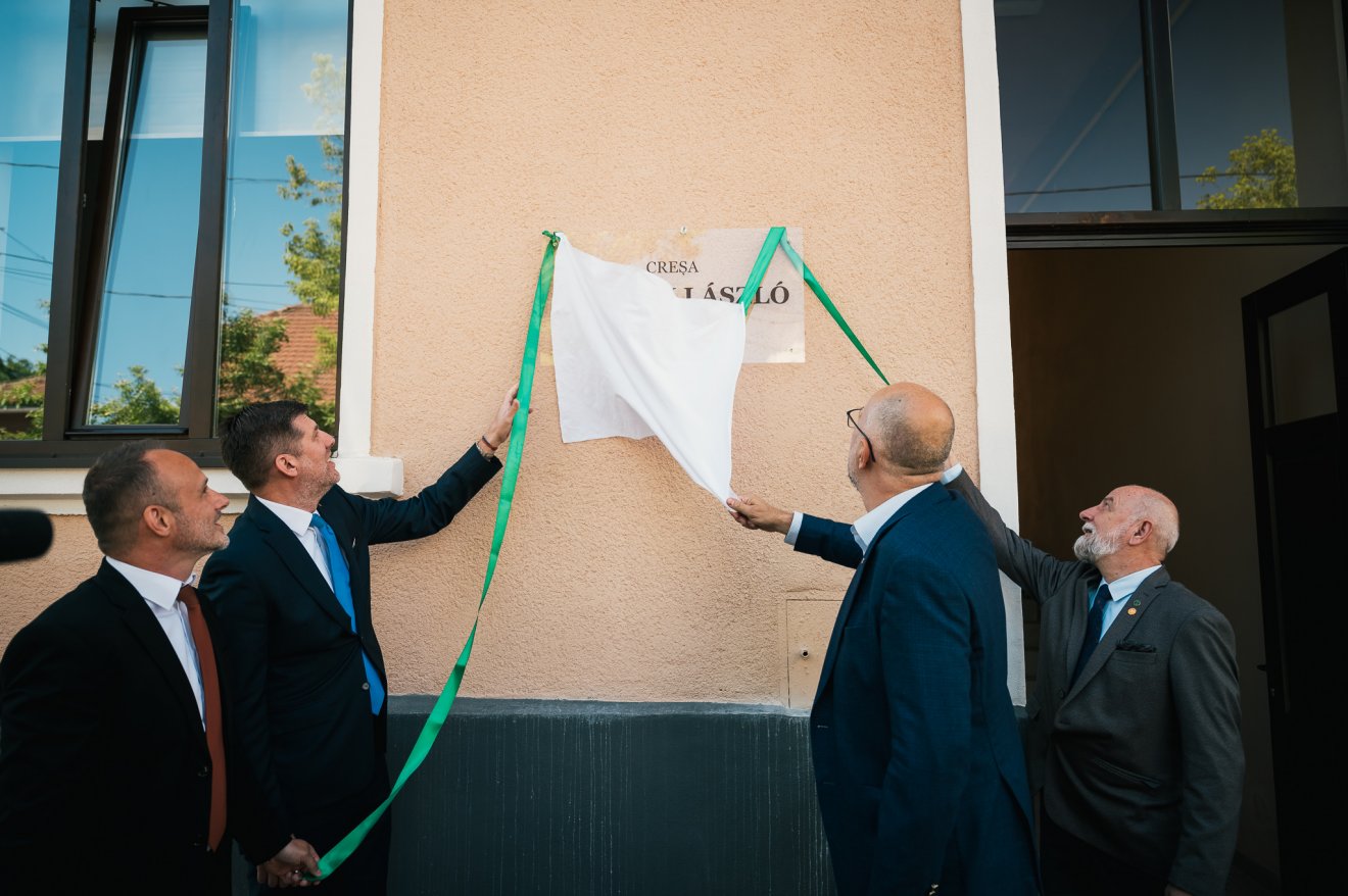 Pintér Zsolt máramarosi RMDSZ-elnök, Szilágyi Péter államtitkár, Kelemen Hunor RMDSZ-elnök és Burus-Siklódi Botond, a Romániai Magyar Pedagógusok Szövetsége (RMPSZ) elnöke az avatóünnepségen •  Fotó: RMDSZ/Facebook