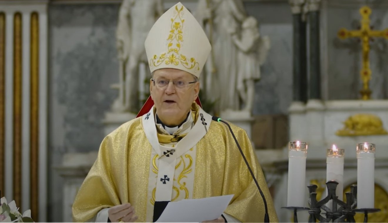Erdő Péter többször bemutatott más szentmisét a bukaresti Barátok templomában •  Fotó: Videofelvétel/Magyar Katolikus Egyház