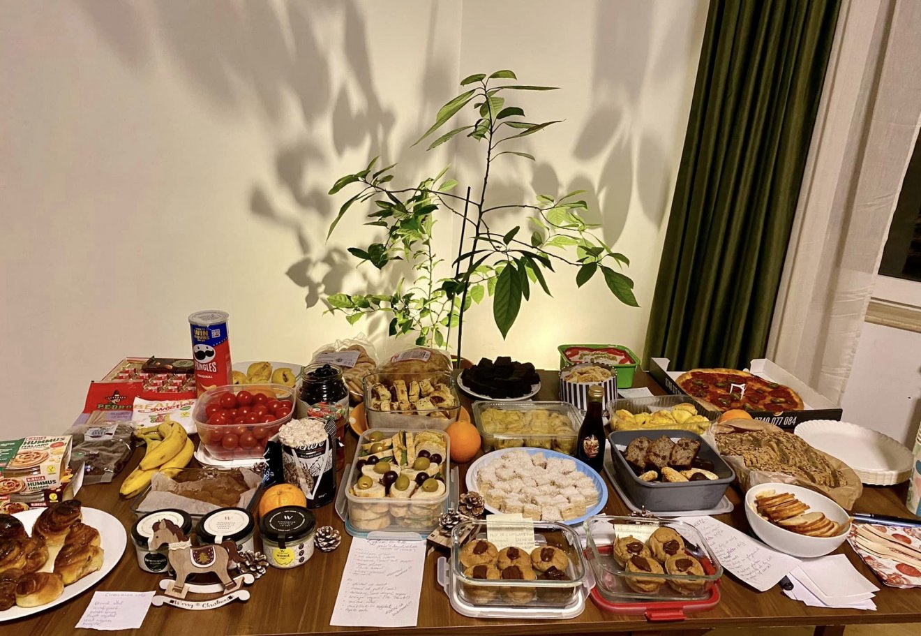 A Vegan Talks and Snacks résztvevői kis cetlikről tudhatják meg, hogy milyen alapanyagokból készültek a finom falatok •  Fotó: Facebook/Vegan Vision Cluj