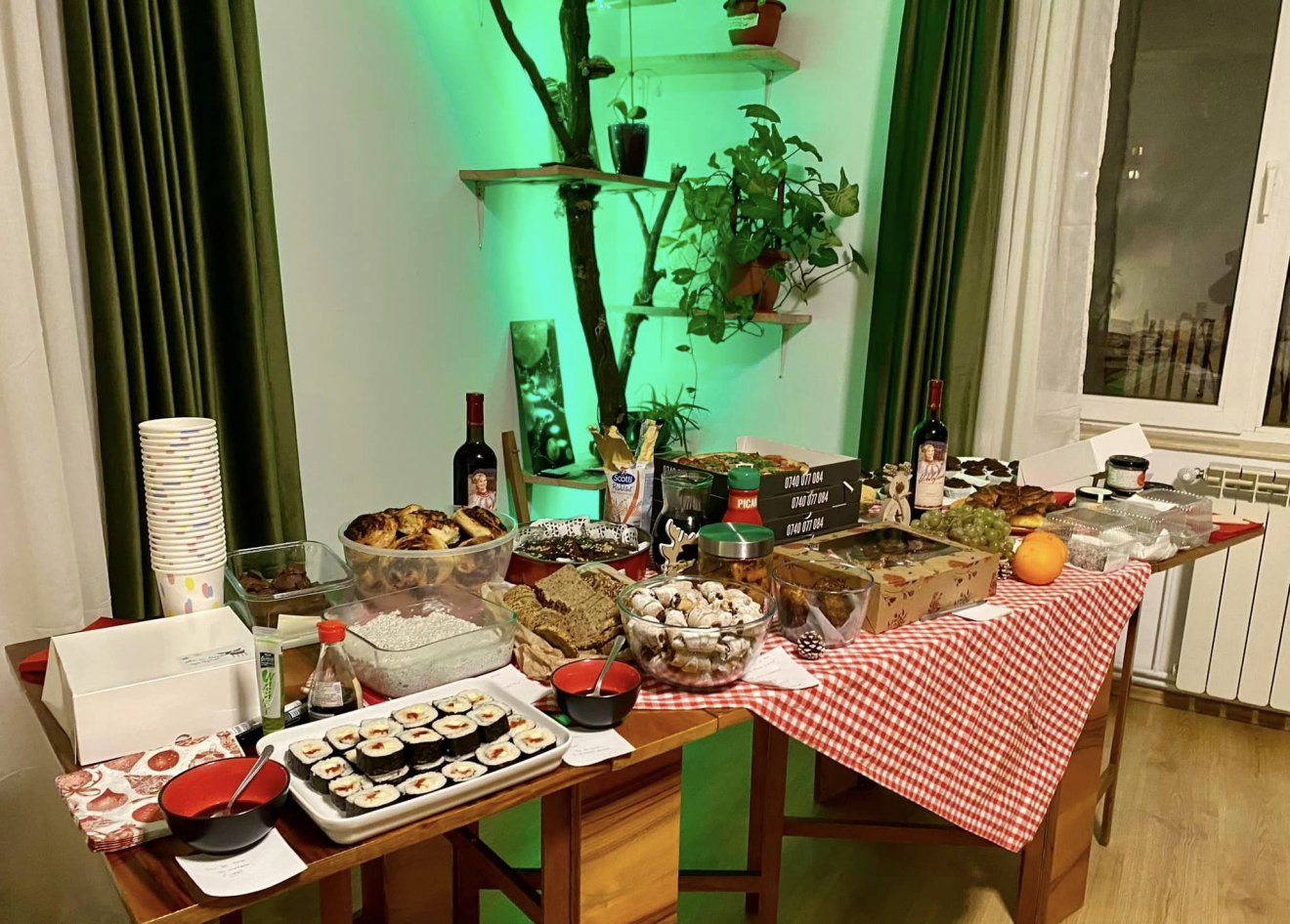 Az összejövetelek remek alkalmat nyújtanak arra, hogy a résztvevők egymás ételeit megkóstolva új recepteket tanuljanak •  Fotó: Facebook/Vegan Vision Cluj