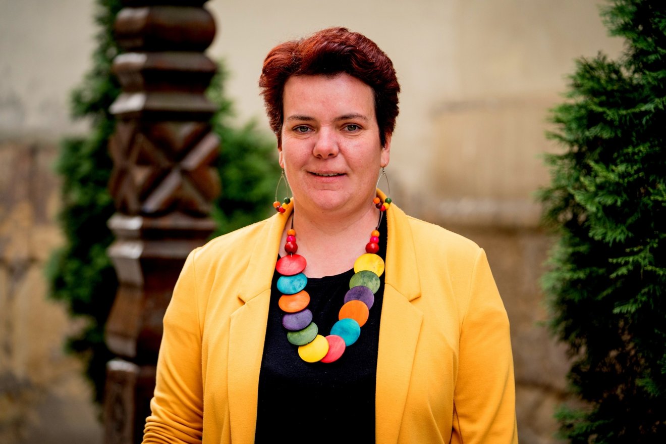 Ferencz Emese szociális munkás: „Ha a fiatalok azt látják, hogy mi, felnőttek megbecsüljük és tiszteljük az idős embert, ők is szeretni és tisztelni fogják” •  Fotó: Kolozsvár-Belvárosi Unitárius Egyházközség