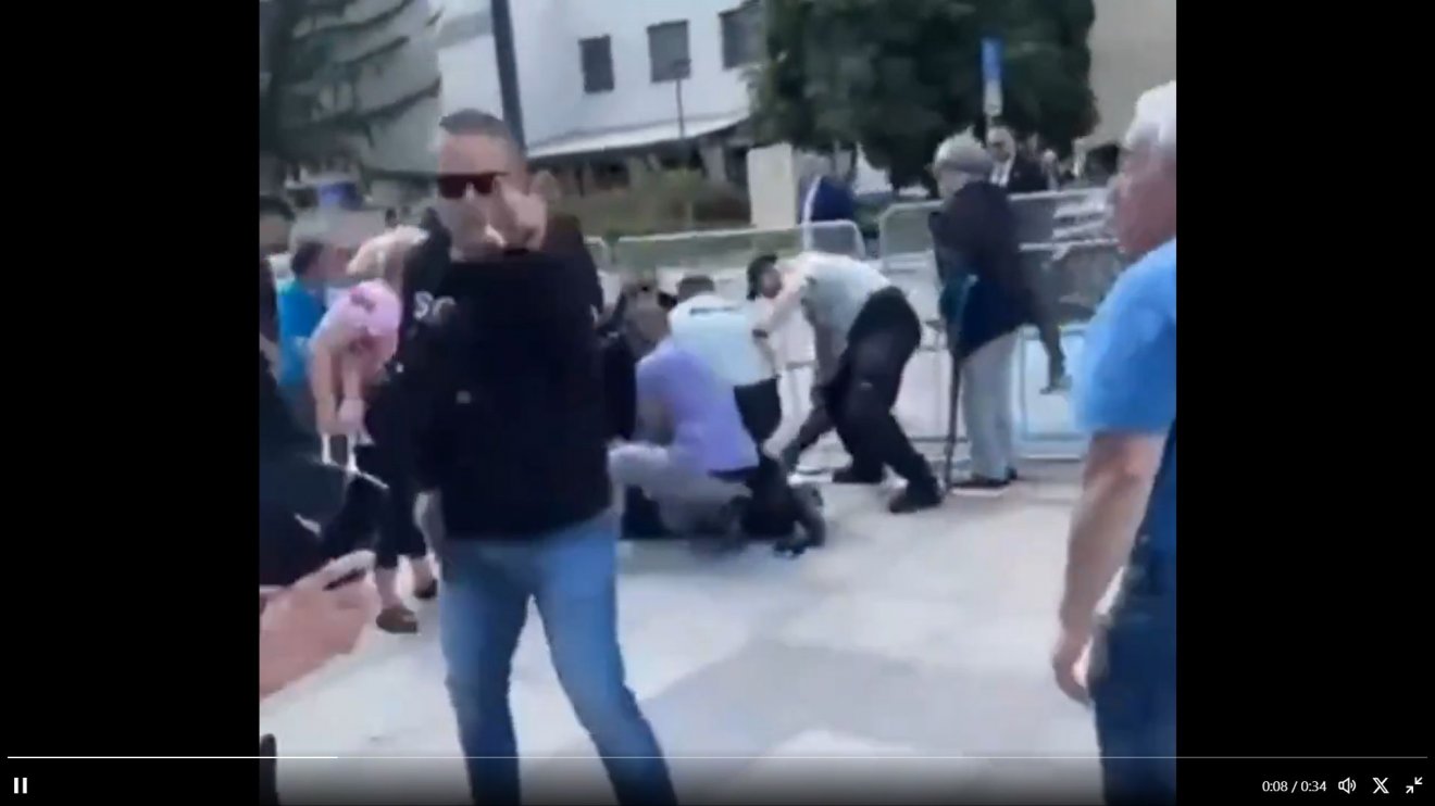 Pillanatfelvétel arról, amint a rendőrök ártalmatlanítják a miniszterelnök támadóját •  Fotó: Videófelvétel