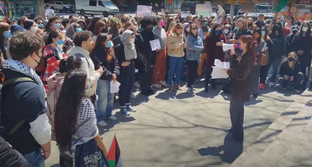 „Diákintifáda”. A New York-i Fordham Egyetemen is engedély nélküli, a terroristákkal szolidarizáló megmozdulást szerveztek •  Fotó: Videófelvétel/Christopher Acebo