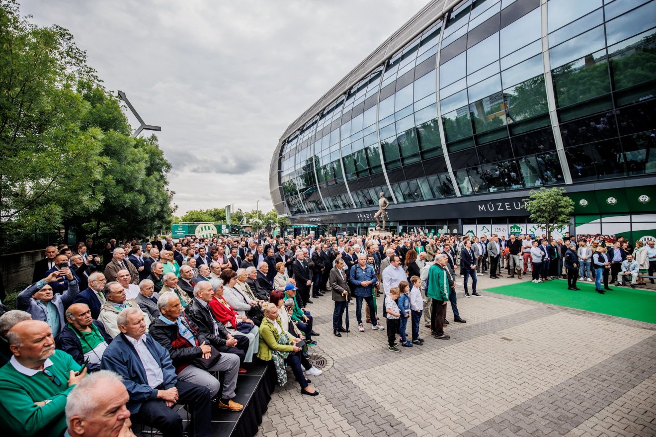 Ünnep a Fradinál. A Groupama Aréna előtt tartott ünnepségre több mint 800-an kaptak meghívót •  Fotó: Facebook/Ferencvárosi Torna Club