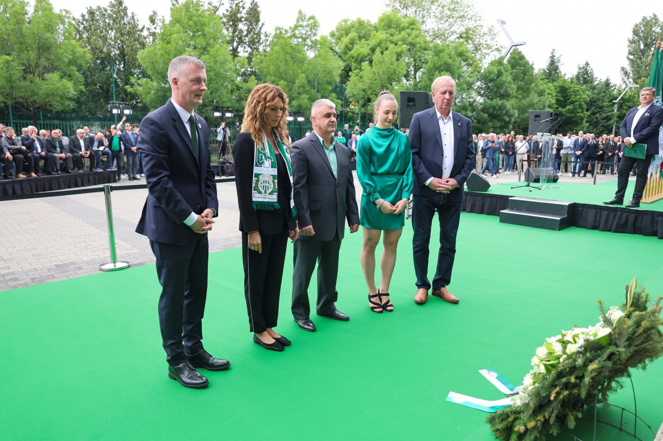 Az ünnepi szónokok. Kubatov Gábor, Miklósa Erika, Sike András, Simon Petra és Nyilasi Tibor •  Fotó: Facebook/Ferencvárosi Torna Club