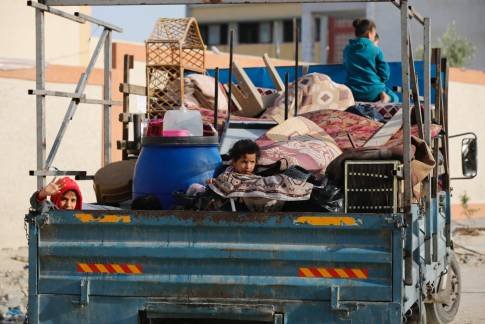 Palesztin menekült család menekül a bombázások elől Rafah városában •  Fotó: Ashraf Amra/UNRWA