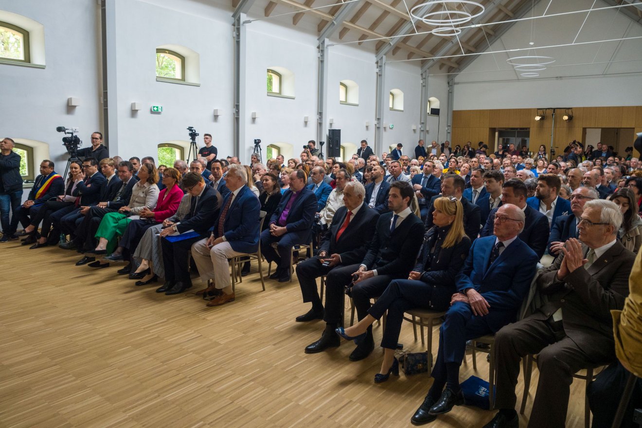 Mintegy ötszázan vettek részt a zártkörű ünnepélyes átadón •  Fotó: erd