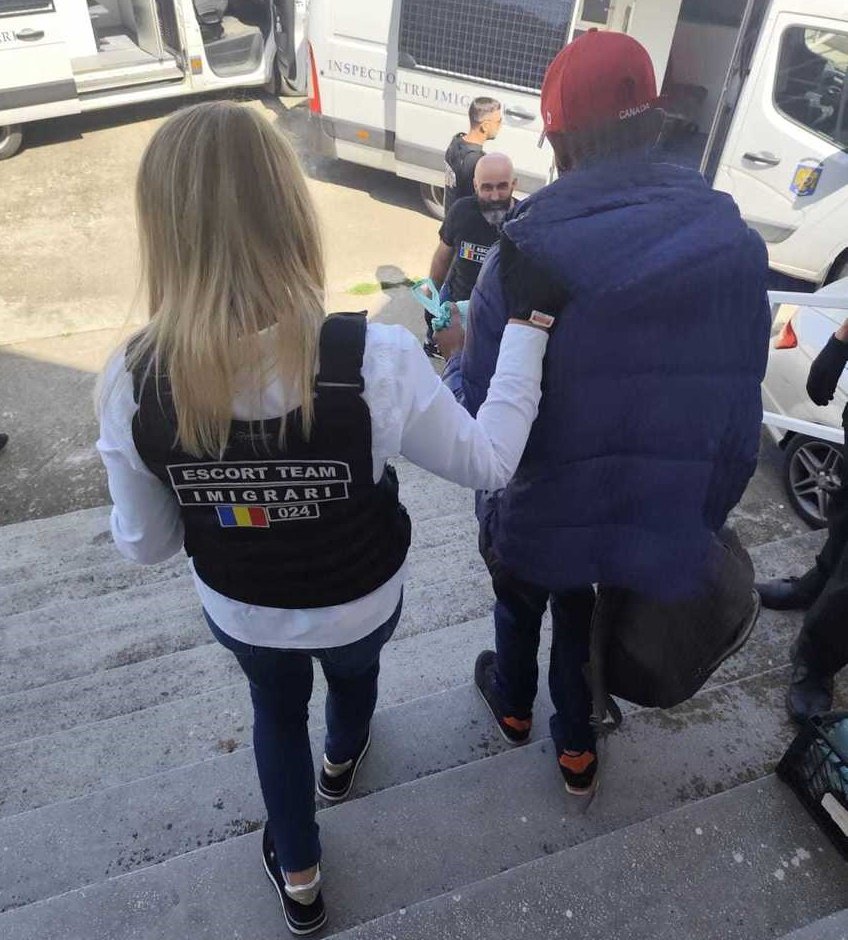 Kitoloncolva. Az ázsiai vendégmunkások évekig nem tehetik be a lábukat az EU területére •  Fotó: Román Belügyminisztérium