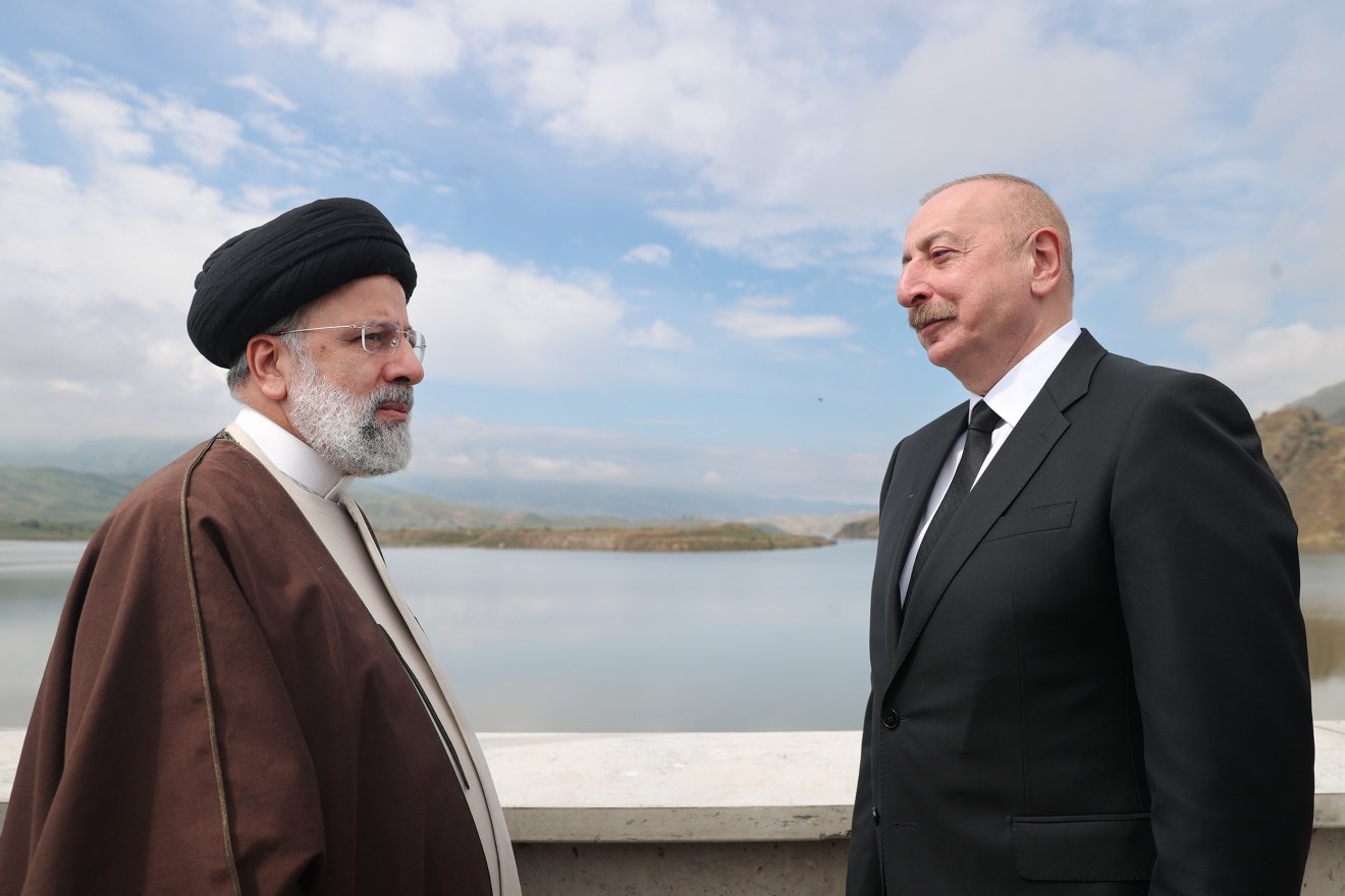Ebrahim Raiszi iráni elnök Ilham Aliyev azeri hivatali kollégájával néhány órával a balesetet megelőzően •  Fotó: Iráni elnöki hivatal