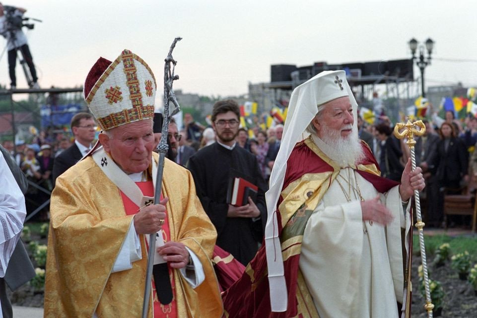 Huszonöt évvel ezelőtt látogatott el II. János Pál pápa Bukarestbe. A képen a román ortodox egyház egykori vezetőjével, Teoctist pártriárkával az oldalán •  Fotó: Magyar Kurír